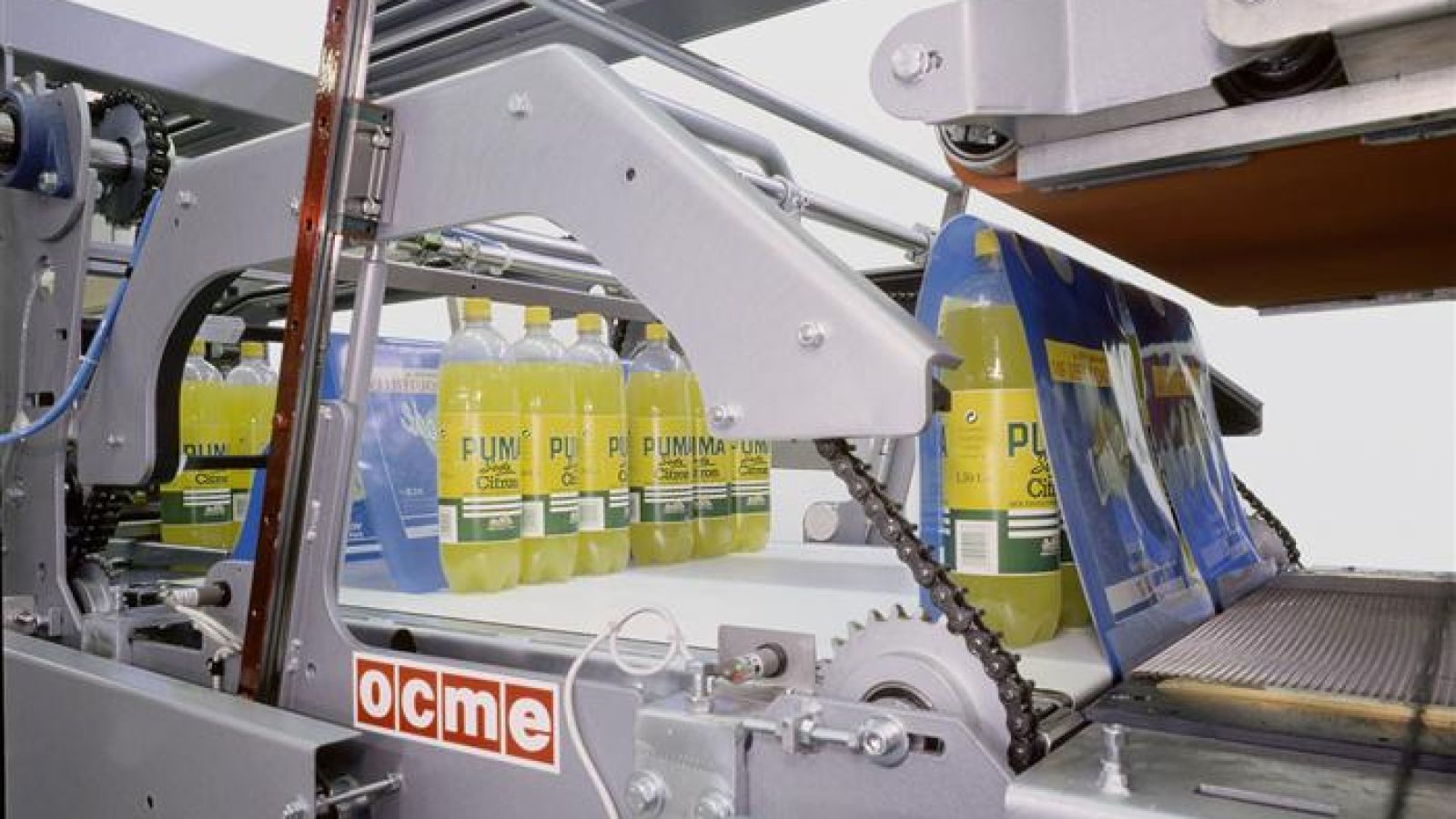 Shrink wrapping machine