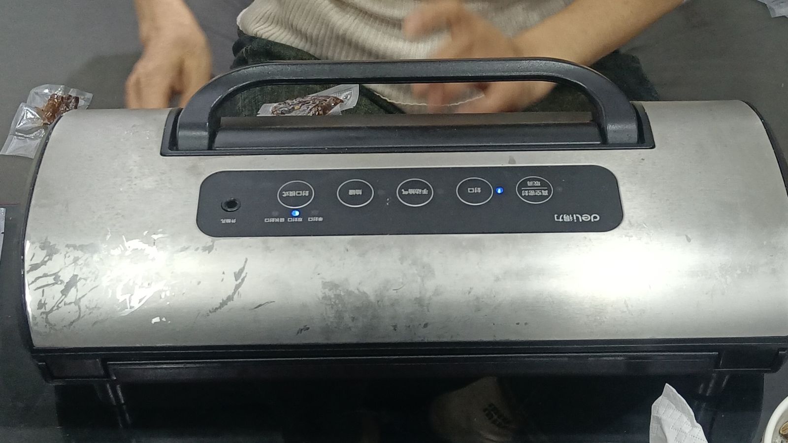 Plastic package sealing machine