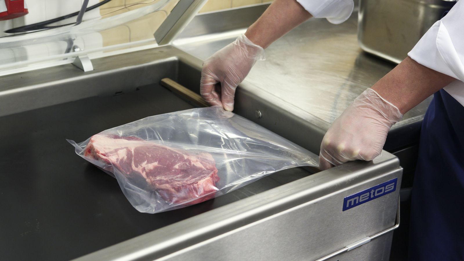 Vacuum packaging machine with product