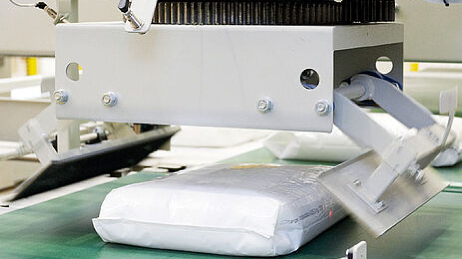 conventional-vs-robotic-palletizing