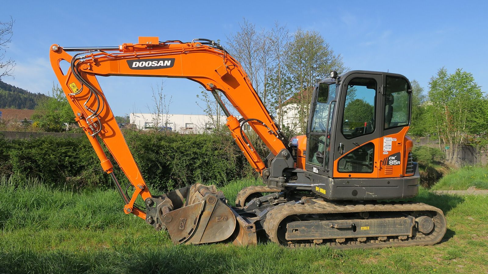 crawler-vs-wheeled-excavator